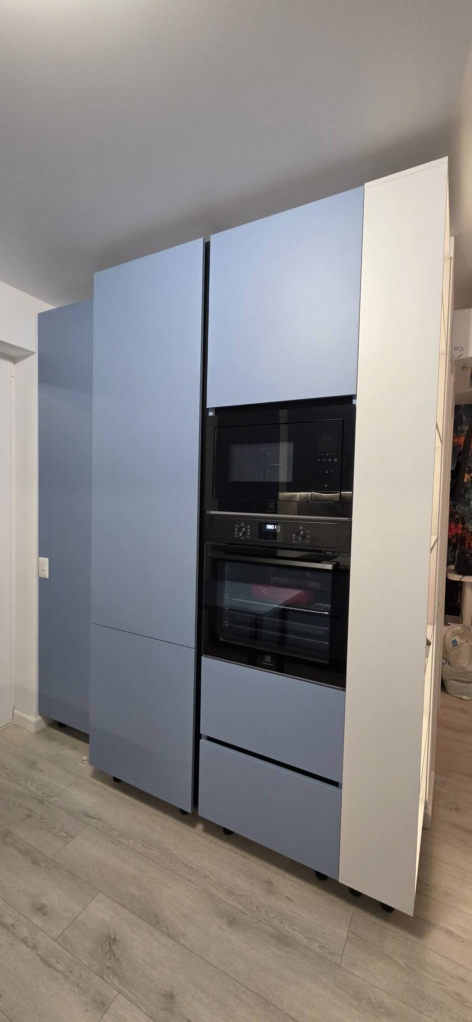 Bucătărie albastră la comandă, corpuri înalte cu electrocasnice incorporate